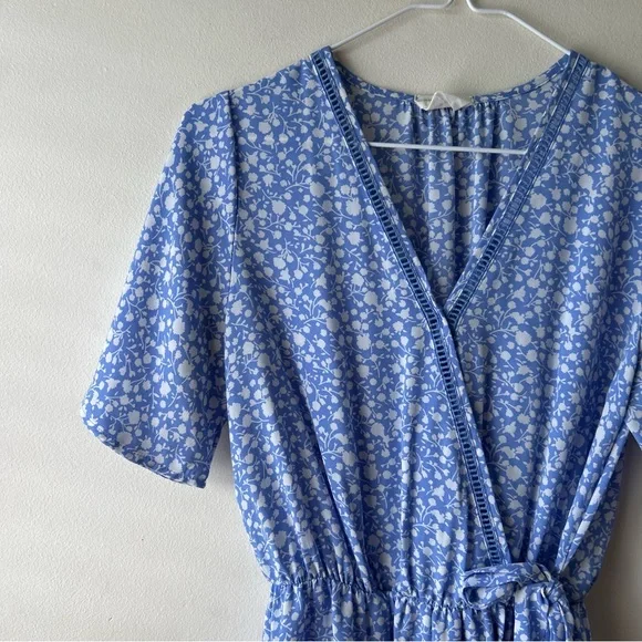 5 FOR $25 | Sienna Sky Short Sleeve Floral Blouse Floral V-Neck Blue White S - Picture 2 of 4